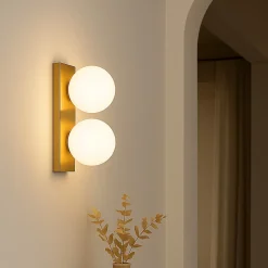 ALPINALUZ Applique Murale Double Sphère en Verre Opale et Base Rectangulaire en Laiton, E27