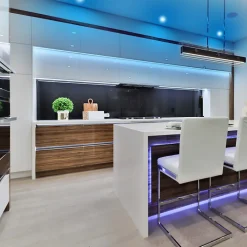 Ampoule LED connectée KOZii, éclairage blancs + couleurs, GU10 Spot encastrable aluminium brossé orientable 5W