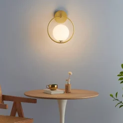 Applique boule en verre suspendue sur anneau doré - Steya