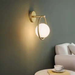 Applique boule en verre suspendue sur anneau doré - Steya