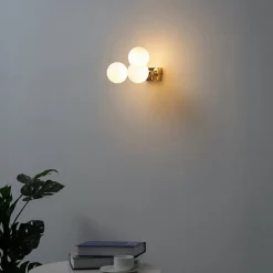 Applique charmante dorée trois sphères en verre blanc - Ambrosia