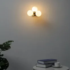 Applique charmante dorée trois sphères en verre blanc - Ambrosia