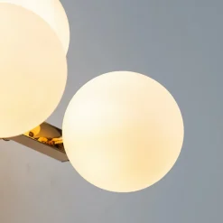 Applique charmante dorée trois sphères en verre blanc - Ambrosia
