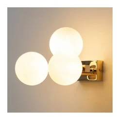 Applique charmante dorée trois sphères en verre blanc - Ambrosia