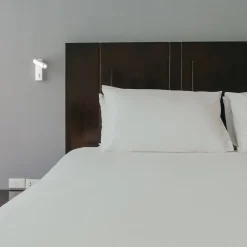 Applique LED 2W 3000K orientable en aluminium blanc avec interrupteur à bouton PISA le montage sur têtes de lit ou surfa