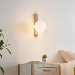 Applique moderne boule en verre et socle fin laiton - Noava