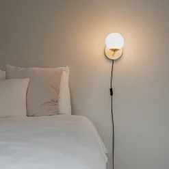 Applique murale Art Déco dorée et verre opale - Flore