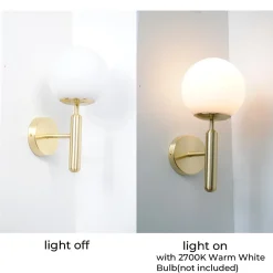 Applique murale avec globe en verre opalin et support doré douille E27 idéale pour chambre salon et couloir.