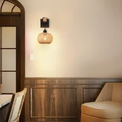 Applique Murale avec Support en Bois Naturel et Abat-jour en Osier Suspendu Base en Métal Noir Douille E27 pour Salon Co