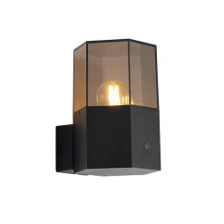 Applique murale d'extérieur noire avec verre fumé hexagonal et détecteur crépusculaire - Denmark