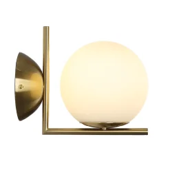 Applique Murale ESFERA avec Globe en Verre Opale E27 G45 Diffuseur en Verre Soufflé et Structure en Acier Doré.