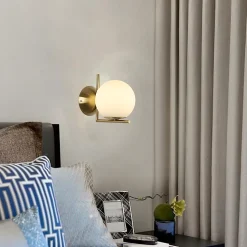 Applique Murale ESFERA avec Globe en Verre Opale E27 G45 Diffuseur en Verre Soufflé et Structure en Acier Doré.