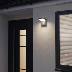 Applique murale extérieure solaire LED intégrée à détection Tomman 650 lm IP44 noir GoodHome