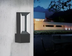 Applique murale LED intégrée Riforano noir IP44 640lm Eglo