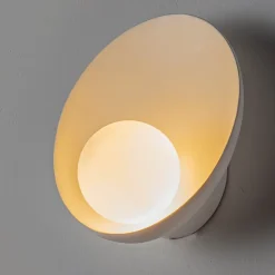 Applique murale moderne en résine de style milieu du siècle avec globe en verre blanc, dôme minimaliste en résine, G9 