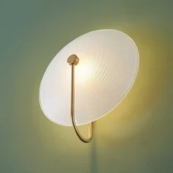 Applique murale ronde en verre opale avec base dorée élégante - Esmée