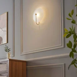 Applique murale ronde en verre opale avec base dorée élégante - Esmée