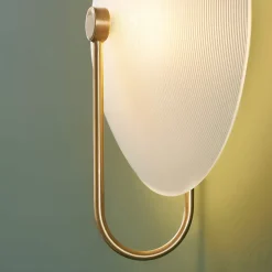 Applique murale ronde en verre opale avec base dorée élégante - Esmée