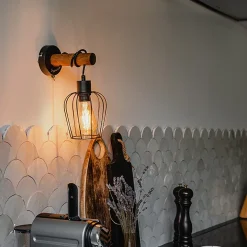 Applique murale rustique noire avec bois - Stronk