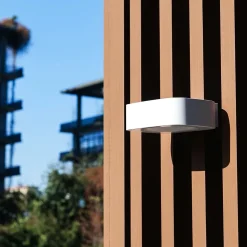 Applique murale solaire LED Alcapower 700 lm IP65 bidirectionnelle avec capteur crépusculaire - 4000K