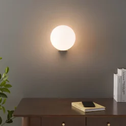 Applique ultra minimaliste boule blanche sur socle doré - Kandi