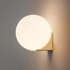 Applique ultra minimaliste boule blanche sur socle doré - Kandi