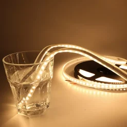 Bande LED 24V DC 10Wm Monochrome 2700K Lumière chaude SMD2835 120 pucesm IP65 110lmW Coupure tous les 5cm 5 mètres Large