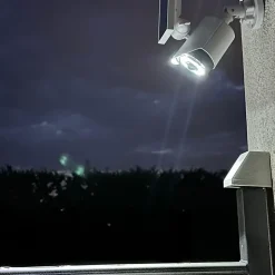 Caméra Factice Solaire Blanche avec Détecteur de Mouvement - Fausse Caméra Anti Intrusion - Groupe DDC