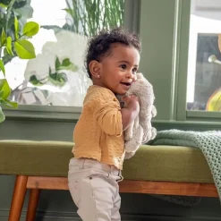 INGENUITY Veilleuse bébé, Doudou lapin, peluche Sylvie, réponds au pleurs de bébé, musicale, lumineuse, bruits blanc, et at