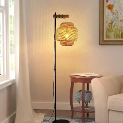 Lampadaire ANJA en bois et osier avec abat-jour en bambou interrupteur au pied et design moderne pour salon ou cuisine