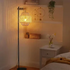 Lampadaire ANJA en bois et osier avec abat-jour en bambou interrupteur au pied et design moderne pour salon ou cuisine