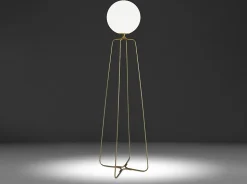 Lampadaire en acier doré avec abat-jour en verre blanc élégant