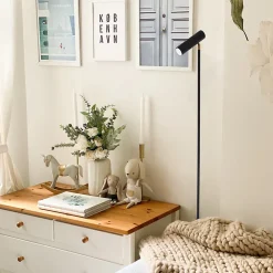 Lampadaire en métal avec finition noire sablée.