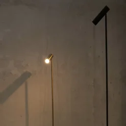 Lampadaire en métal avec finition noire sablée.