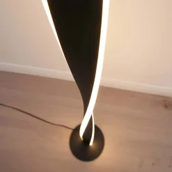 Lampadaire noir dimmable LED torsadé - Mazen