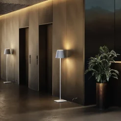 Lampadaire Poldina Gris Foncé 230V avec prise Lampadaire 28x150cm Design Moderne en Aluminium