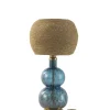 Lampe à poser en verre bleu avec abat-jour en fibre naturelle tressée