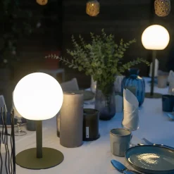 Lampe à poser POP - boule kaki rechargeable en métal LED IP44, 400 lumens, CCT et dimmable, hauteur ajustable