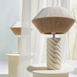 Lampe à poser Twist Maison Paloma – avec pied céramique jaune pâle et abat-jour tissé