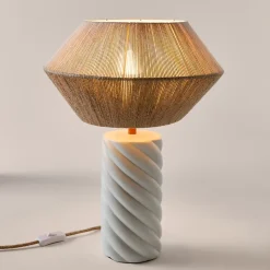 Lampe à poser Twist Maison Paloma – avec pied céramique vert pâle et abat-jour tissé