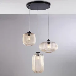 Lampe à suspension Glamour en fer laqué noir avec câbles électriques réglables et diffuseurs en verre soufflé ambré