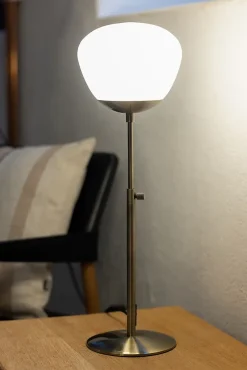 Lampe de table E14, max. 40W, verre opale blanc et laiton antique - Markslöjd - Rise