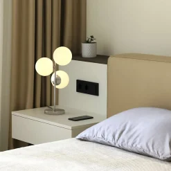 Lampe de Table KAVALA avec Trois Boules de Cristal Blanc 15cm, Structure en Métal Chromé, 3E27 Design Élégant et Fonct