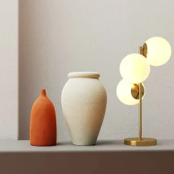 Lampe de Table KAVALA avec Trois Boules de Cristal Blanc 15cm, Structure en Métal Doré 3E27 Design Élégant et Fonction