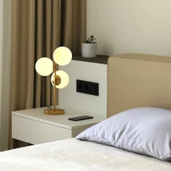 Lampe de Table KAVALA avec Trois Boules de Cristal Blanc 15cm, Structure en Métal Doré 3E27 Design Élégant et Fonction