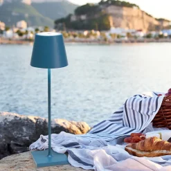 Lampe LED Poldina Pro Bleu Avio rechargeable IP65 usage extérieur, dimmable avec autonomie jusqu'à 12 heures