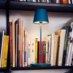 Lampe LED Poldina Pro Bleu Avio rechargeable IP65 usage extérieur, dimmable avec autonomie jusqu'à 12 heures