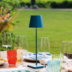 Lampe LED Poldina Pro Bleu Avio rechargeable IP65 usage extérieur, dimmable avec autonomie jusqu'à 12 heures