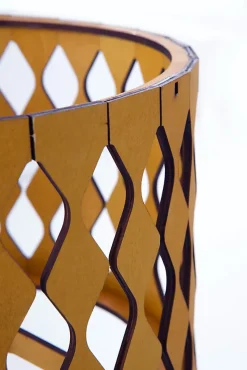 Lampe sur pied avec abat-jour en contreplaqué couleur miel