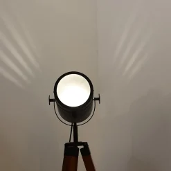 Lampe sur trépied cinéma en bois naturel tête orientable et hauteur réglable style vintage E27 pour salon et chambre